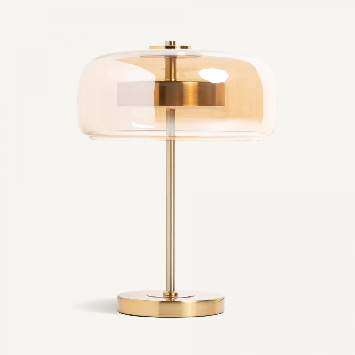 La lámpara de mesa de hierro y cristal Leslia es una lámpara de mesa moderna que presenta una base dorada, una pantalla de cúpula de vidrio transparente y un elegante diseño Art Deco con un tallo cilíndrico y una base circular.