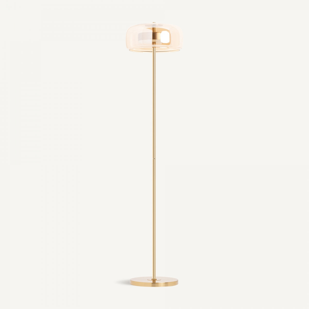 La Lámpara de pie en hierro, acrílico y cristal Leslia destaca por su base redonda dorada y pantalla de cristal, ideal para aportar un toque cómodo a cualquier decoración elegante.