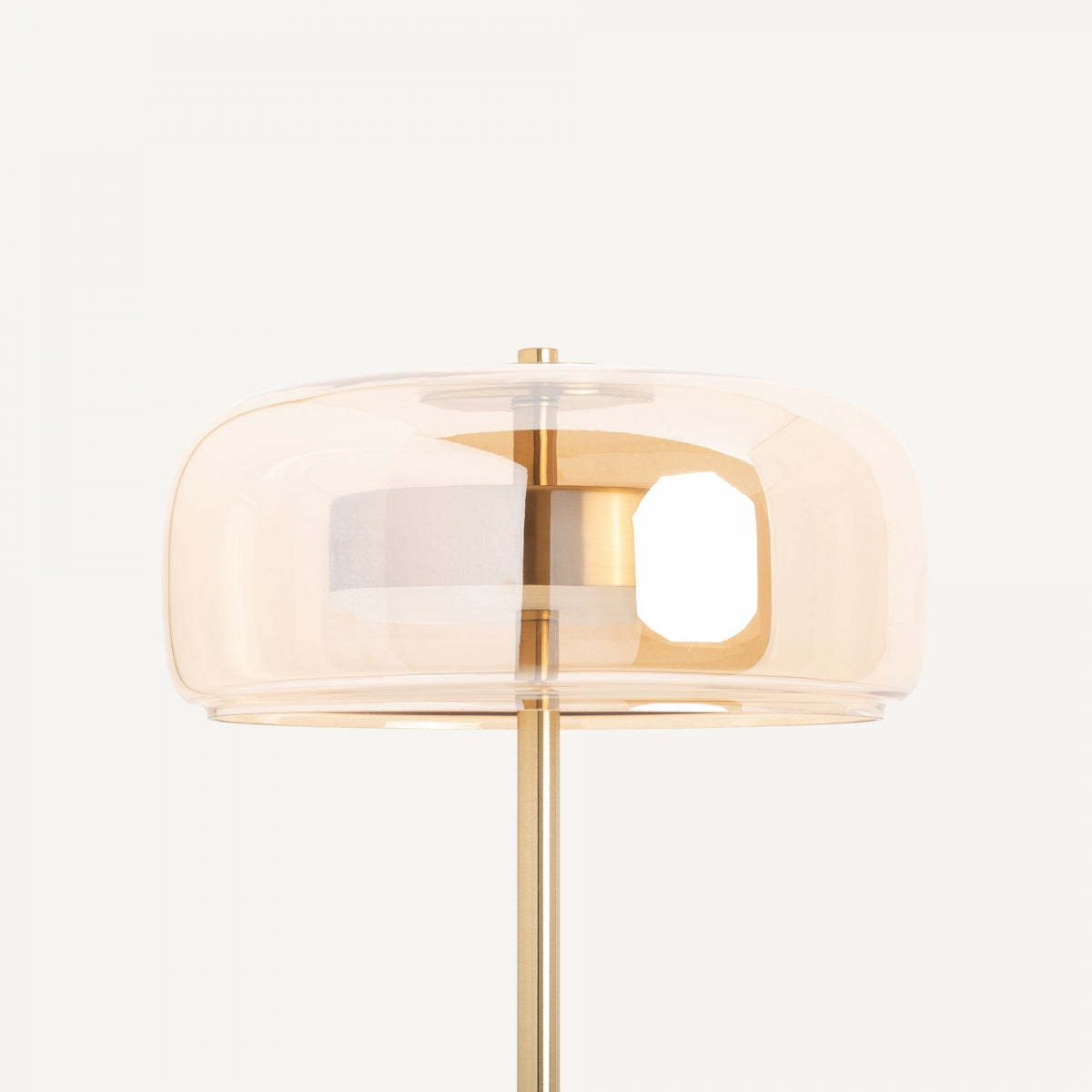 La Lámpara de pie en hierro, acrílico y cristal Leslia ofrece iluminación sofisticada y decoración elegante a cualquier espacio con su base moderna y pantalla translúcida ámbar claro.