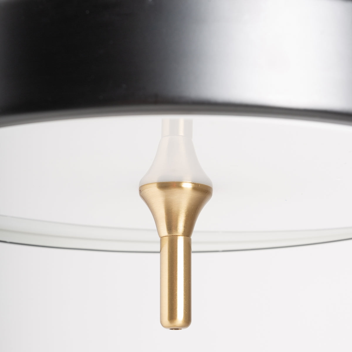 Primer plano de la parte inferior de la Lámpara de pie en hierro y acrílico Maoz, con pantalla negra y detalles en metal dorado, que evoca un diseño art déco que transmite elegancia y lujo.