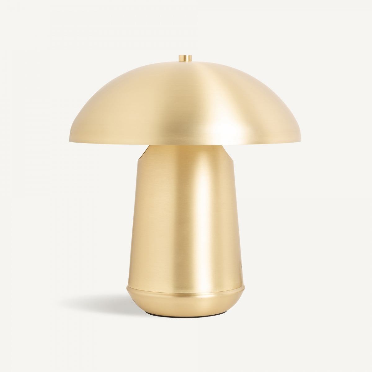 La Lámpara de mesa en hierro dorado Lena, con base cilíndrica y pantalla tipo hongo, aporta un toque art déco moderno a cualquier espacio.