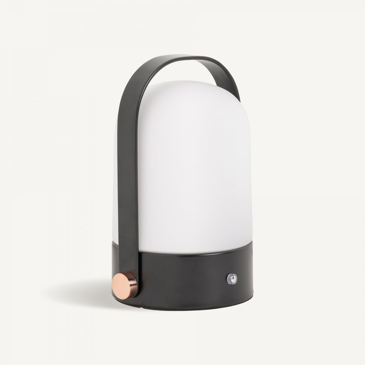 La lámpara de mesa de hierro y cristal Kaila presenta un diseño moderno con un mango y una base negros, una cúpula de vidrio blanco para una luz suave y una pequeña perilla de color cobre en el costado, representada sobre un fondo liso.