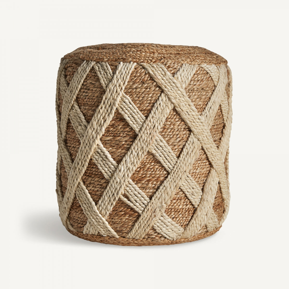 El puff Elgin S cuadrado de yute marrón presenta un patrón entrecruzado tejido en tonos tierra, que ofrece un estilo vintage a cualquier espacio.