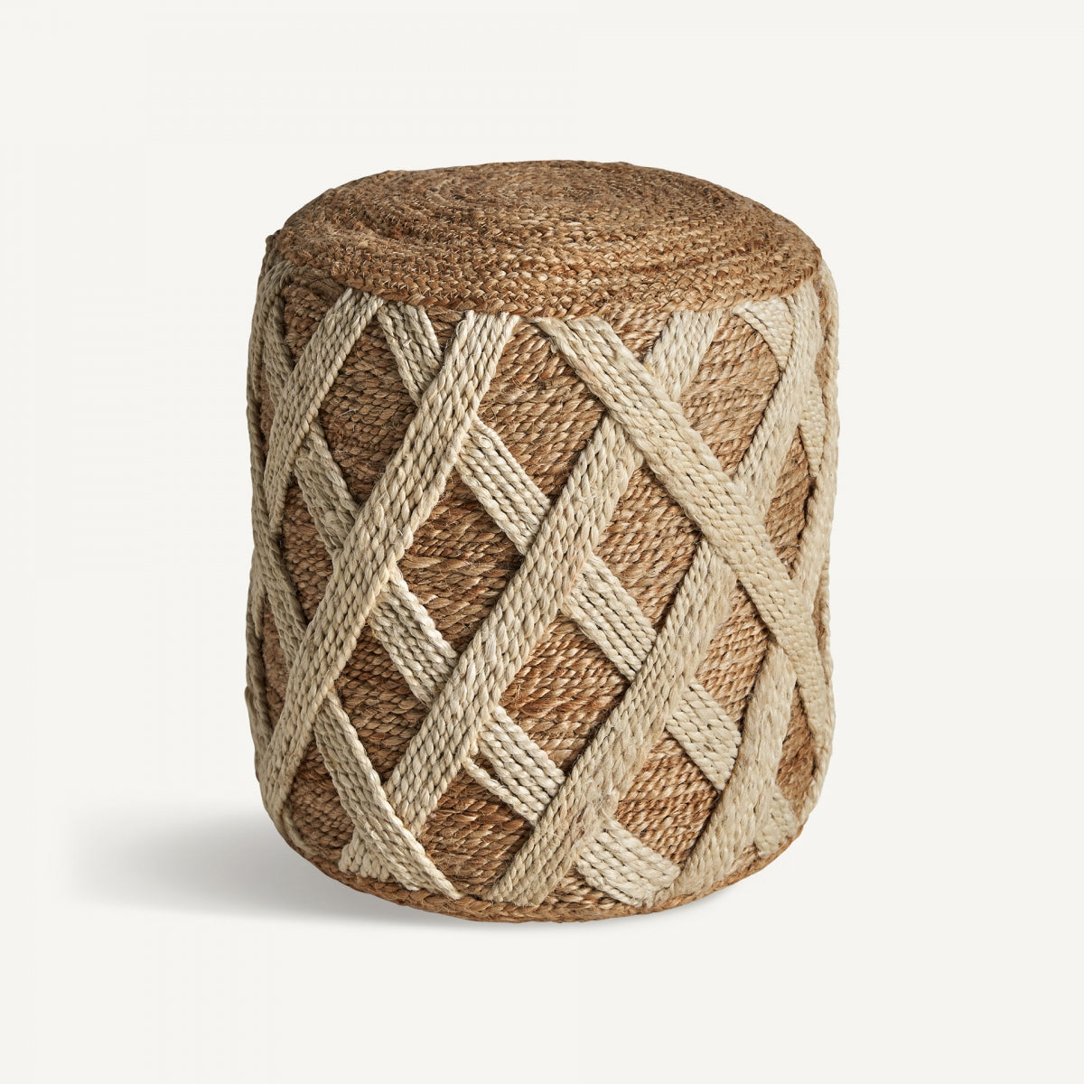 El Puff Elgin S es un puf cuadrado de yute en color marrón, que presenta un patrón entrecruzado que irradia un estilo vintage atractivo.