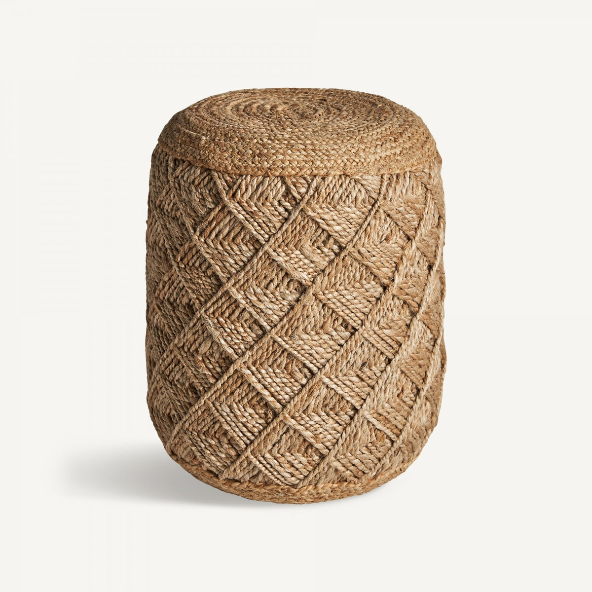 El Puff redondo de yute trenzado Elgin es un puf de paja tejida con una forma cilíndrica vintage y una textura con patrón de diamantes, elaborado a partir de yute natural para un toque auténtico.