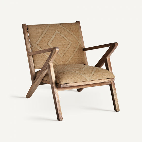 El Sillón de madera y yute Elgin es una silla decorativa de madera con asiento y respaldo acolchados en color canela con motivos de rombos. Sus reposabrazos inclinados y patas en ángulo añaden un toque vintage a cualquier ambiente rústico.