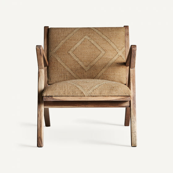 El Sillón de madera y yute Elgin es una silla de madera con asiento y respaldo trenzados, ideal para un ambiente rústico. Luce patrones geométricos de rombos y reposabrazos ligeramente angulados que le dan un toque vintage.