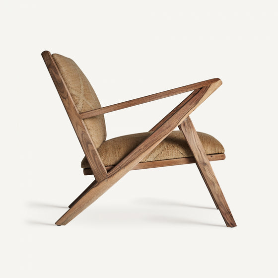 Vista lateral del Sillón de madera y yute Elgin de mediados de siglo que presenta un diseño angular con asiento y respaldo acolchados en color bronce, ideal para agregar un toque de estilo vintage a cualquier entorno rústico.