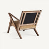 Vista trasera del Sillón de madera y yute Elgin con marco triangular y asiento tejido en color beige, que transmite un ambiente rústico, sobre un fondo blanco liso.