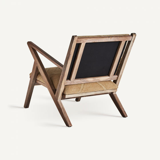 Vista trasera del Sillón de madera y yute Elgin con marco triangular y asiento tejido en color beige, que transmite un ambiente rústico, sobre un fondo blanco liso.