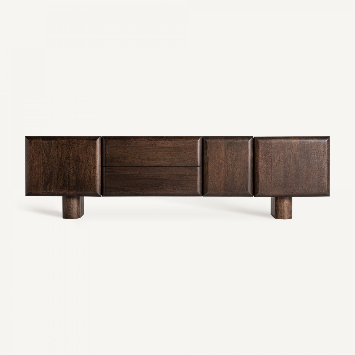El mueble TV en madera de mango artesanal Craigh es un aparador de madera oscura con compartimentos rectangulares y patas redondeadas, que irradia un estilo art déco sobre un fondo blanco liso.