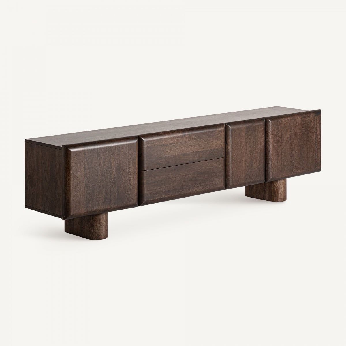 El mueble TV Craigh en madera de mango artesanal presenta un diseño de aparador de madera oscura con patas circulares y tres compartimentos, que exuda un elegante estilo art déco sobre un fondo blanco prístino.