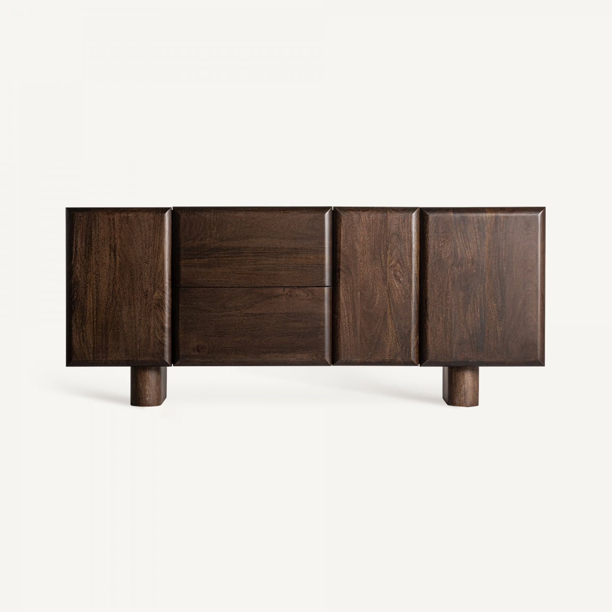 Aparador de estilo Art Deco en madera de mango Craigh: moderno aparador oscuro con dos gabinetes laterales y dos cajones centrales. Su diseño minimalista y patas redondeadas resaltan sobre fondo blanco.
