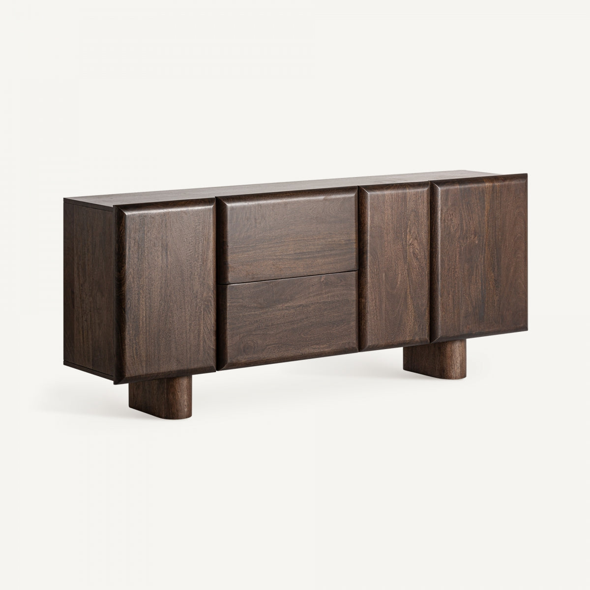El Aparador de estilo Art Deco en madera de mango Craigh es un aparador moderno de madera con acabado marrón oscuro, detalles Art Deco, dos cajones centrales, dos puertas y cuatro patas rectangulares cortas.