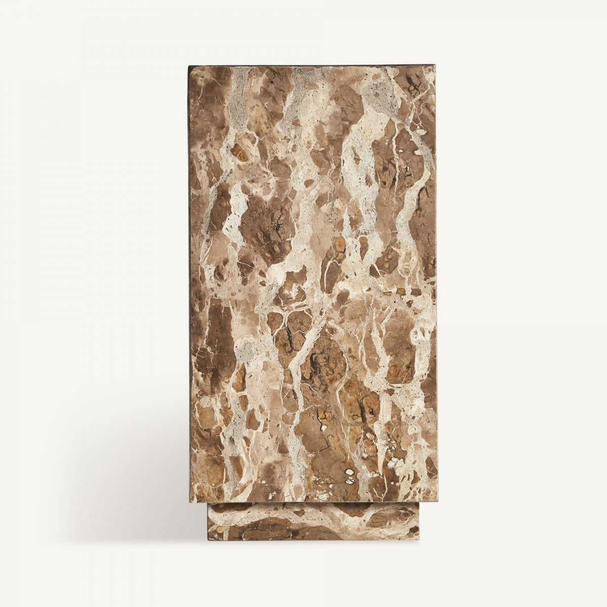 Un objeto rectangular, similar a la Mesa auxiliar en mármol beige Grov, se yergue verticalmente con su patrón marrón y crema similar al mármol sobre un fondo liso, evocando la elegancia Art Decó.