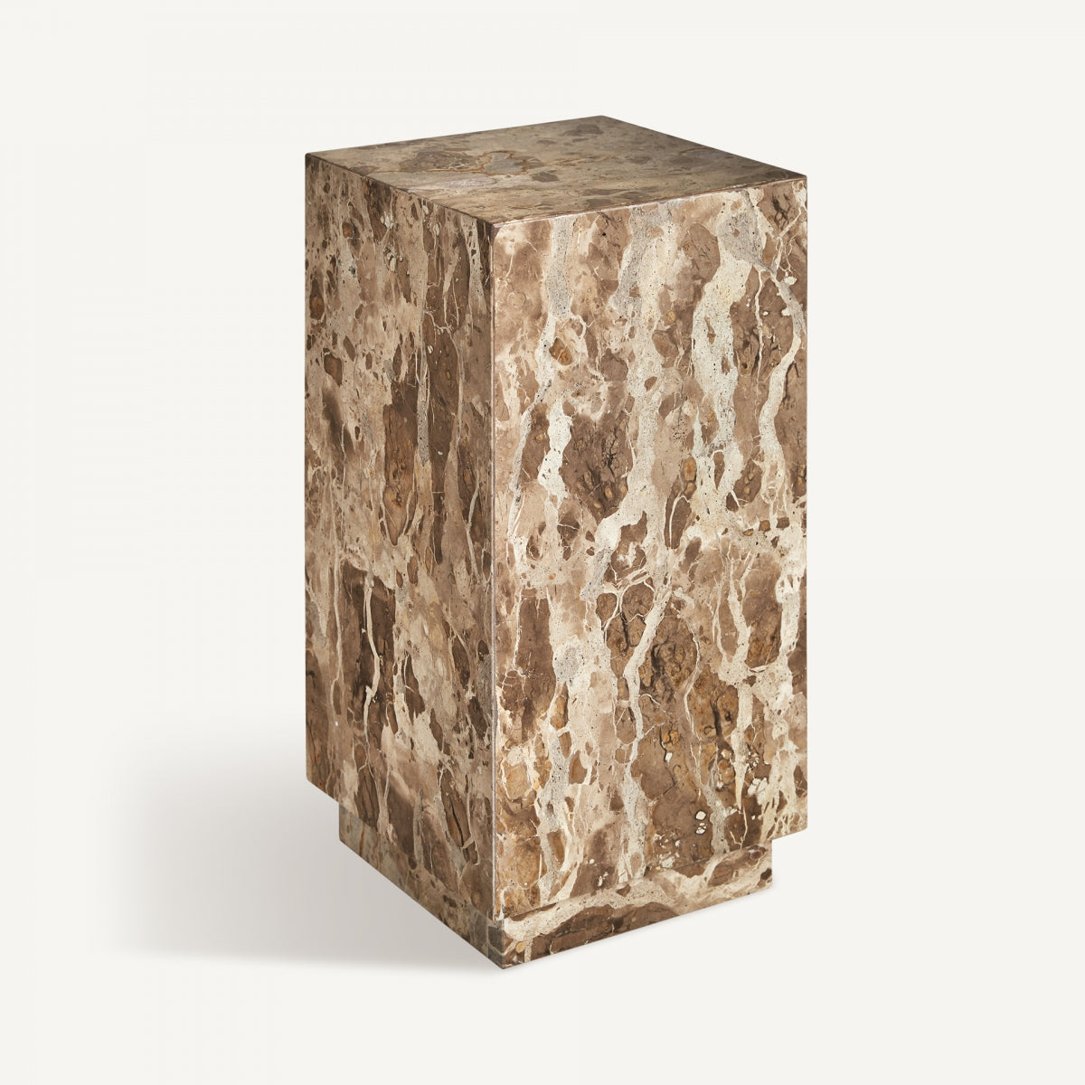 La mesa auxiliar en mármol beige Grov, un pedestal rectangular con estilo Art Decó, se alza elegantemente sobre un fondo blanco liso.