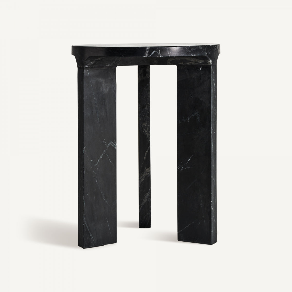 La mesa auxiliar cuadrada en mármol negro Dyrstad presenta una cubierta de mármol suave y tres patas rectangulares, que proyectan una sombra sobre un fondo blanco: una encarnación de la elegancia del Diseño Art Déco, perfecta para su espacio sofisticado.