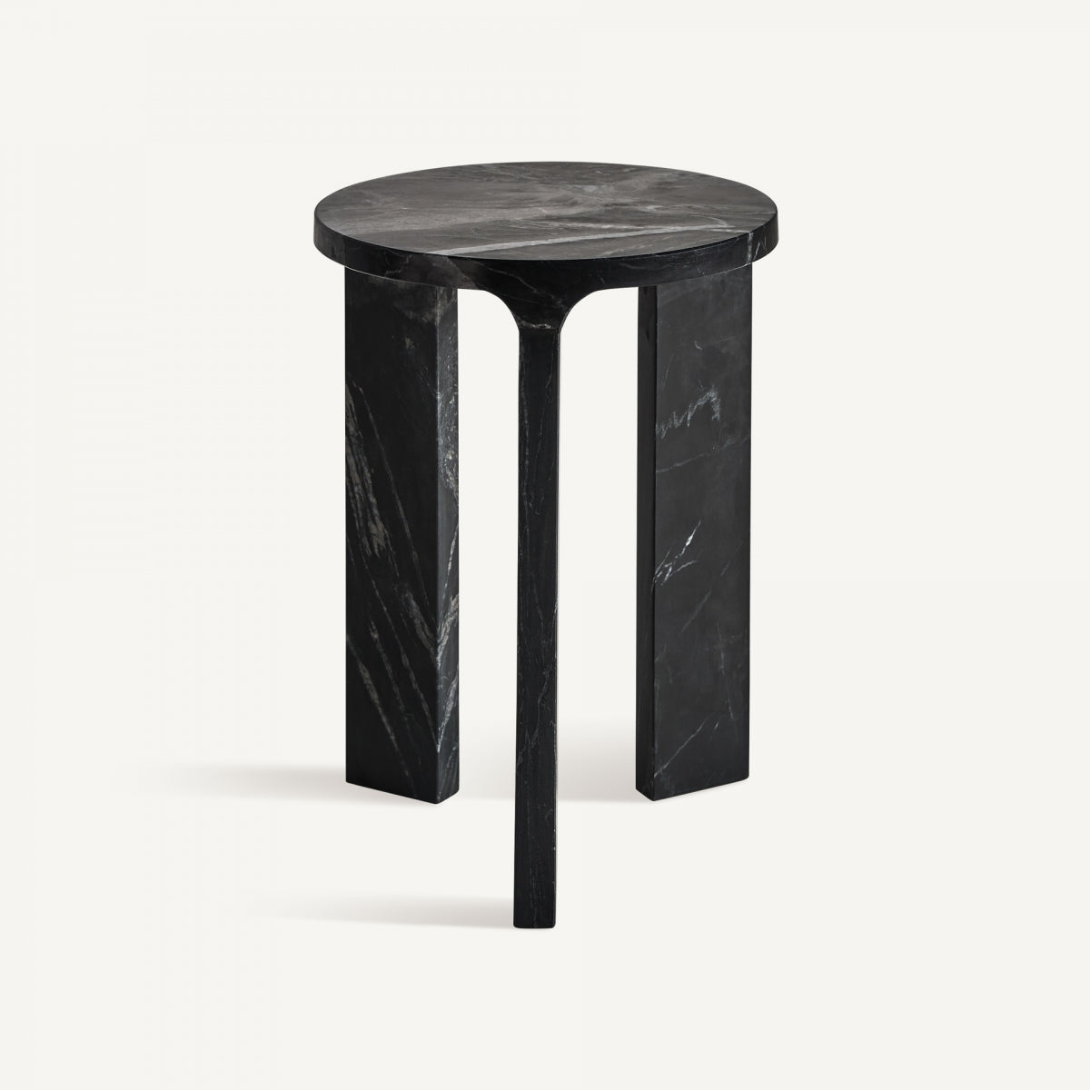 Esta pequeña mesa auxiliar cuadrada en mármol negro Dyrstad cuenta con tres patas gruesas y rectangulares que irradian una elegancia atemporal de diseño art déco.
