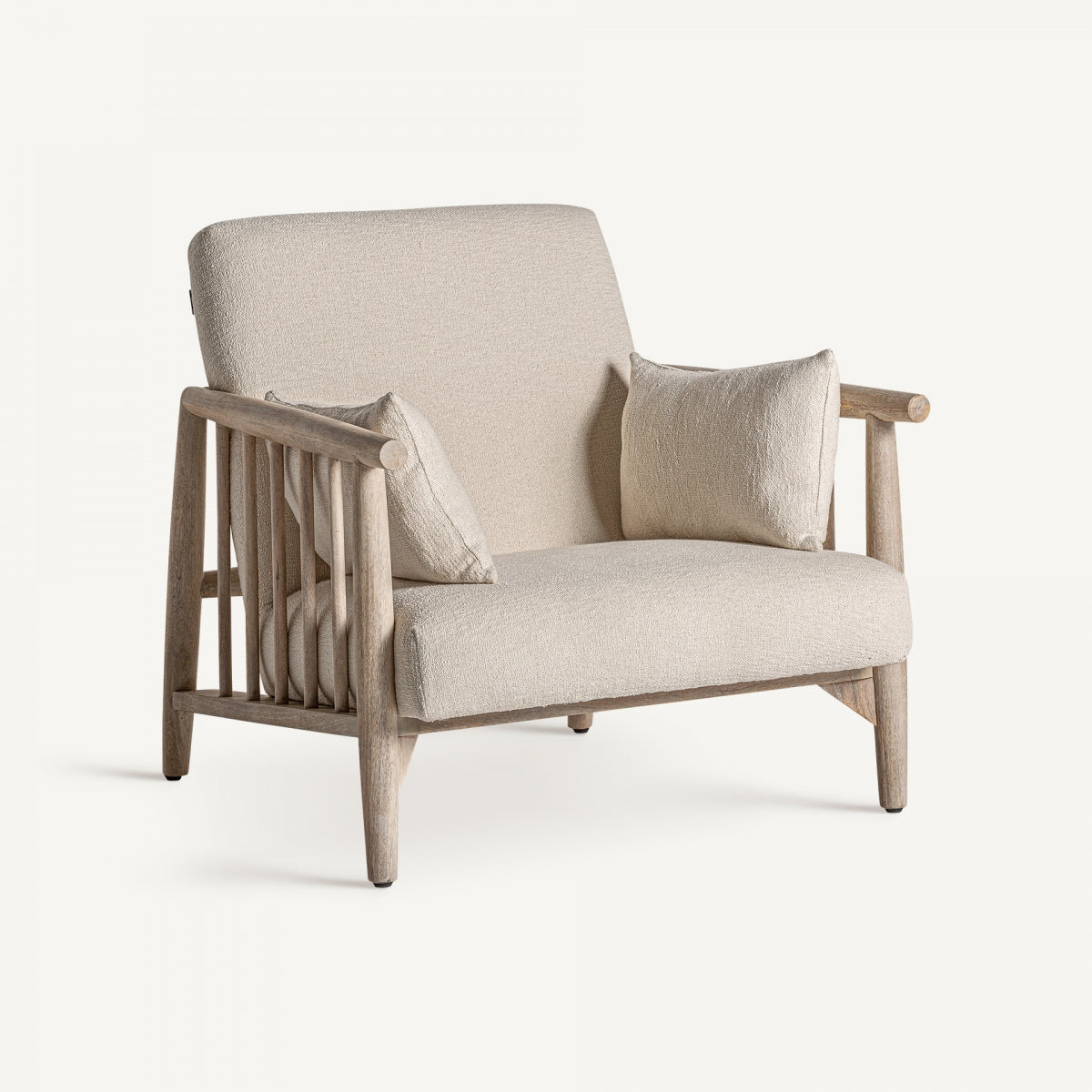 El sillón en madera de abedul y algodón Grebin tiene un diseño cómodo con estructura de madera, cojines beige claros y dos almohadas a juego que subrayan la simplicidad y elegancia de su tapizado.
