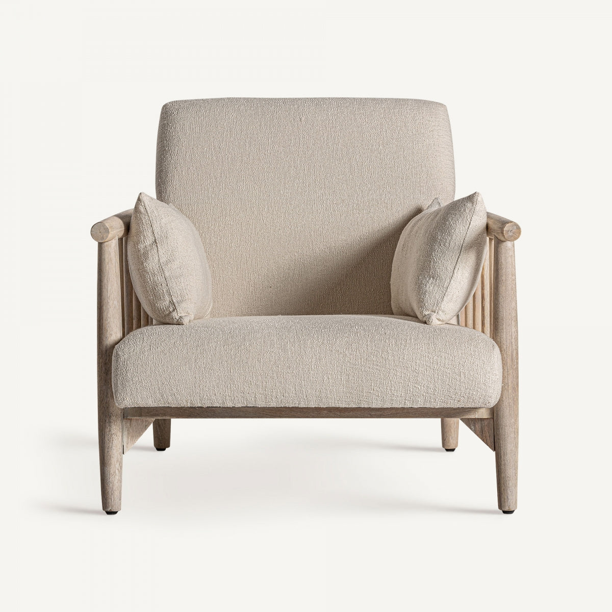 Descubre el sillón en madera de abedul y algodón Grebin, un sillón tapizado en color beige con patas de madera y dos cojines a juego. Su lujoso tapizado de algodón y su diseño cómodo lo hacen resaltar sobre un fondo blanco inmaculado.