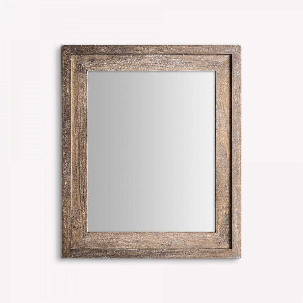 El Espejo colonial en madera abedul (81x97 cm) Giekau, con su marco grueso, añade versatilidad y encanto rústico a la pared clara donde está colocado.