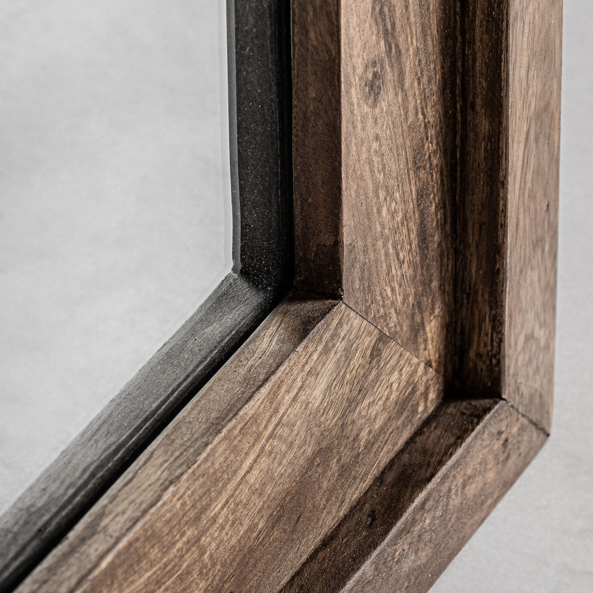 Vista de cerca del Espejo colonial en madera abedul (81x97 cm) Giekau, que muestra su marco de madera de abedul, vidrio transparente y diseño versátil que resalta la veta de la madera y los detalles de carpintería, perfecto para varios interiores.