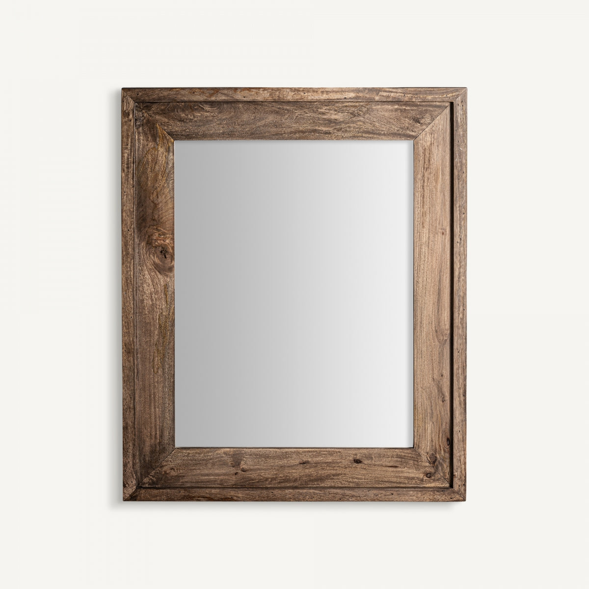 El Espejo colonial en madera abedul (117x97 cm) Giekau S destaca con su marco ancho y rústico sobre fondo blanco, aportando un toque de estilo rústico chic al espacio.