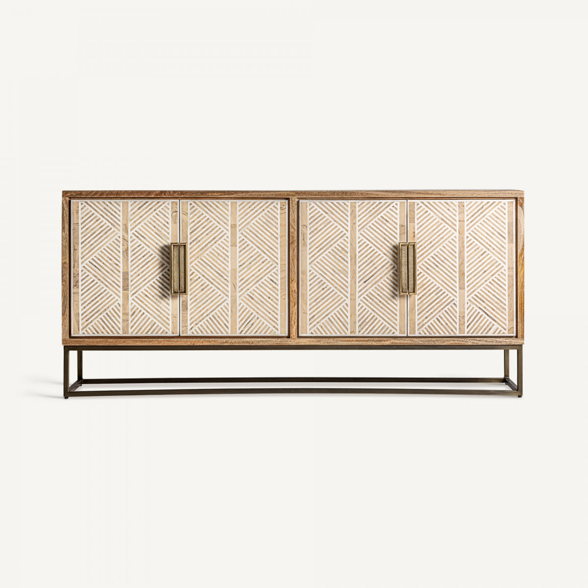 El aparato en madera de mango Laugna (180x40x81 cm) combina diseño moderno, dos puertas con frente geométrico y tiradores metálicos, aportando elegancia y estilo sobre una base de metal en un fondo sencillo.