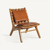 Presentamos el elegante Sillón en piel y madera de fresno Alford, una silla de madera con respaldo y cojín de asiento de cuero tejido, que muestra su diseño art déco y artesanía clásica sobre un fondo blanco nítido.
