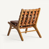 El sillón en piel y madera de fresno Alford muestra una elegancia art déco de diseño atemporal con un marco de madera y un asiento y respaldo de cuero natural tejido, con detalles de hebillas, vistos desde atrás sobre un fondo liso.