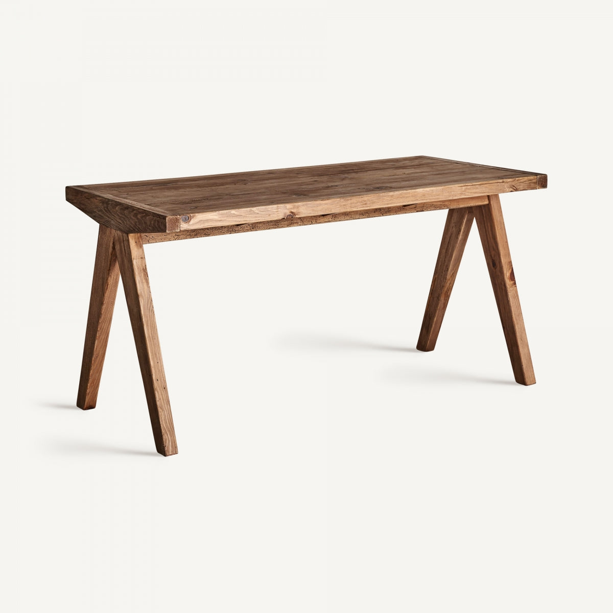El escritorio contemporáneo en madera reciclada Crissey tiene patas anguladas y se presenta sobre un fondo blanco minimalista, ideal para ambientes de diseño moderno.