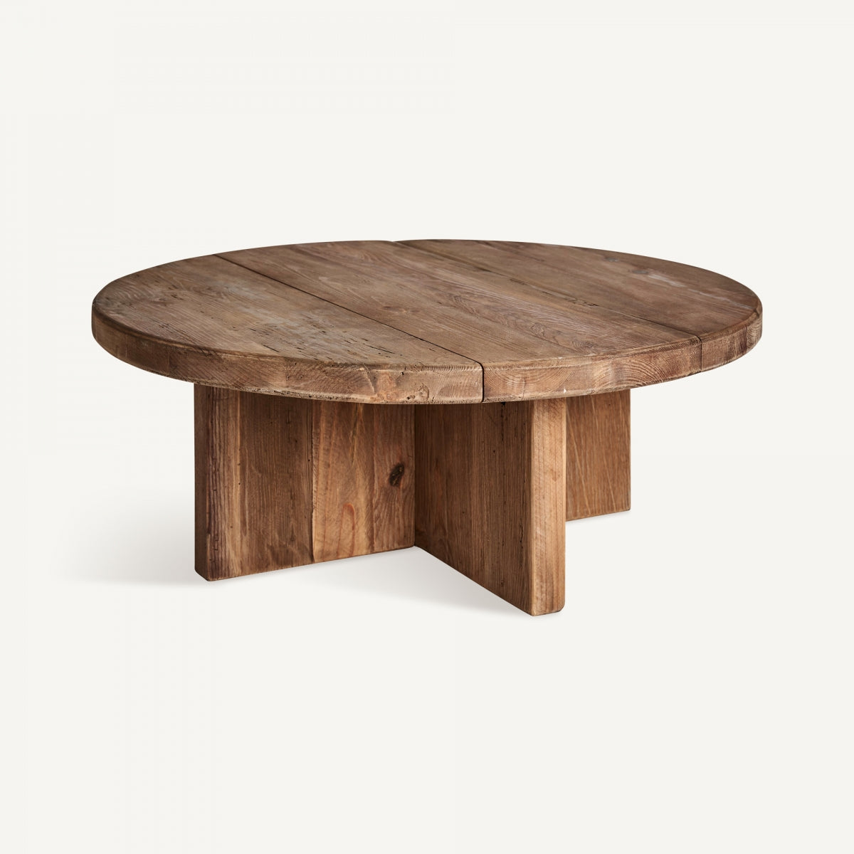 La mesa auxiliar en madera reciclada Crissey es una mesa de centro redonda de madera elaborada con pino reciclado, que presenta una superficie de madera dividida y patas de bloque entrelazadas resistentes, combinando a la perfección la sostenibilidad con la funcionalidad.
