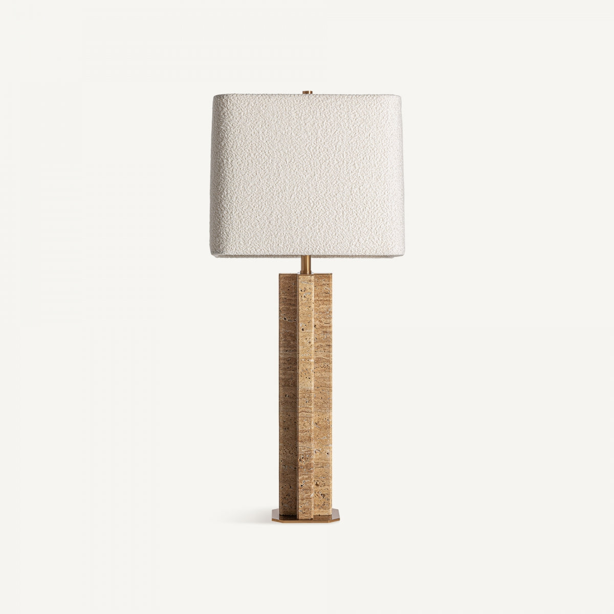 La Lámpara de mesa en Travertino y hierro Trojan, con base rectangular y pantalla de tela blanca, aporta un toque vintage a la decoración sobre un fondo blanco.