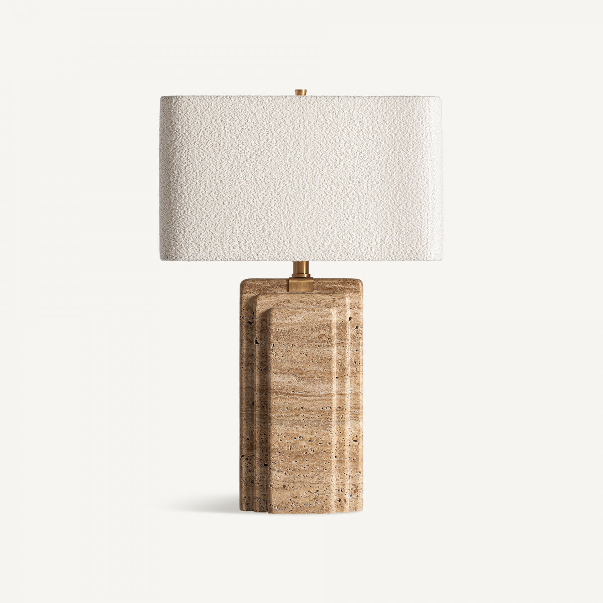 La Lámpara de mesa en travertino y hierro Orion presenta un diseño exclusivo con base rectangular, pantalla beige texturizada, detalles dorados y fondo blanco.