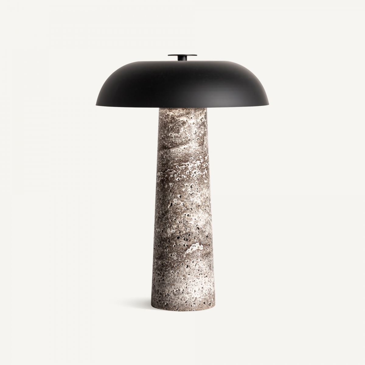La lámpara de mesa en mármol y hierro Dakia presenta una base cilíndrica de mármol y hierro con pantalla negra en forma de cúpula, destacando su elegante diseño art déco sobre fondo blanco.