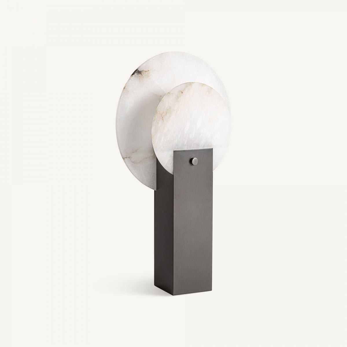 La Lámpara de sobremesa en hierro y piedra Avala destaca por su base rectangular oscura y dos pantallas circulares superpuestas en piedra blanca, mostrando un elegante diseño Art Deco.