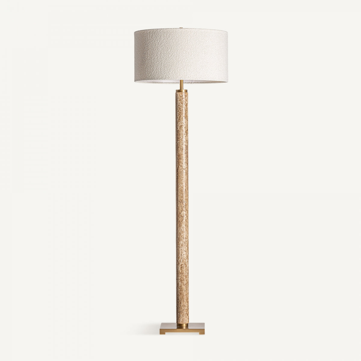 La lámpara de pie en mármol y algodón 'Ochan' destaca por su base elegante y pantalla blanca, perfecta para añadir un toque de estilo art déco a la decoración de interiores.