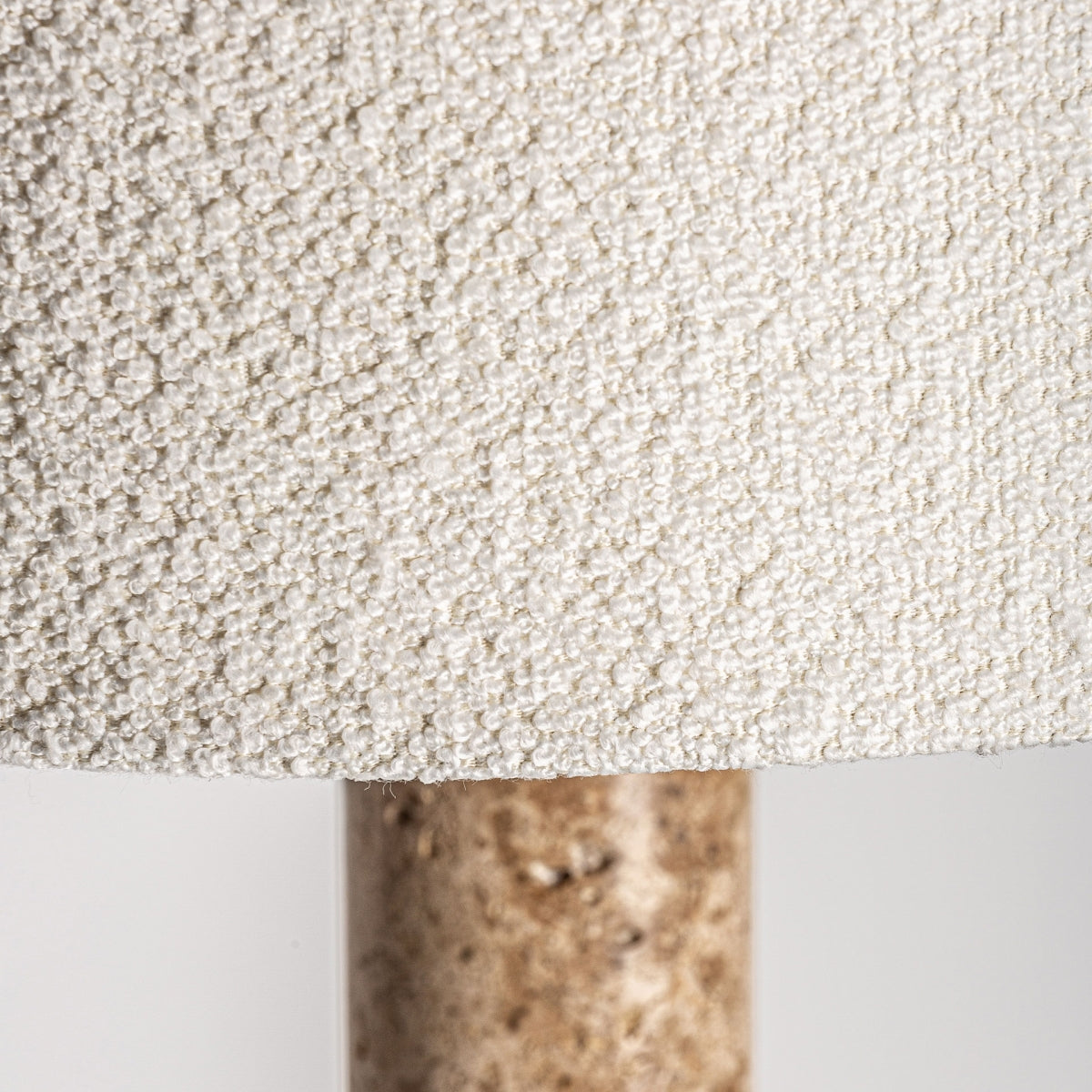 Primer plano de la lámpara de pie en mármol y algodón 'Ochan', con una pantalla de textura rugosa y base de mármol, ideal para decoración de interiores y perfecta como lámpara de pie de estilo art déco.