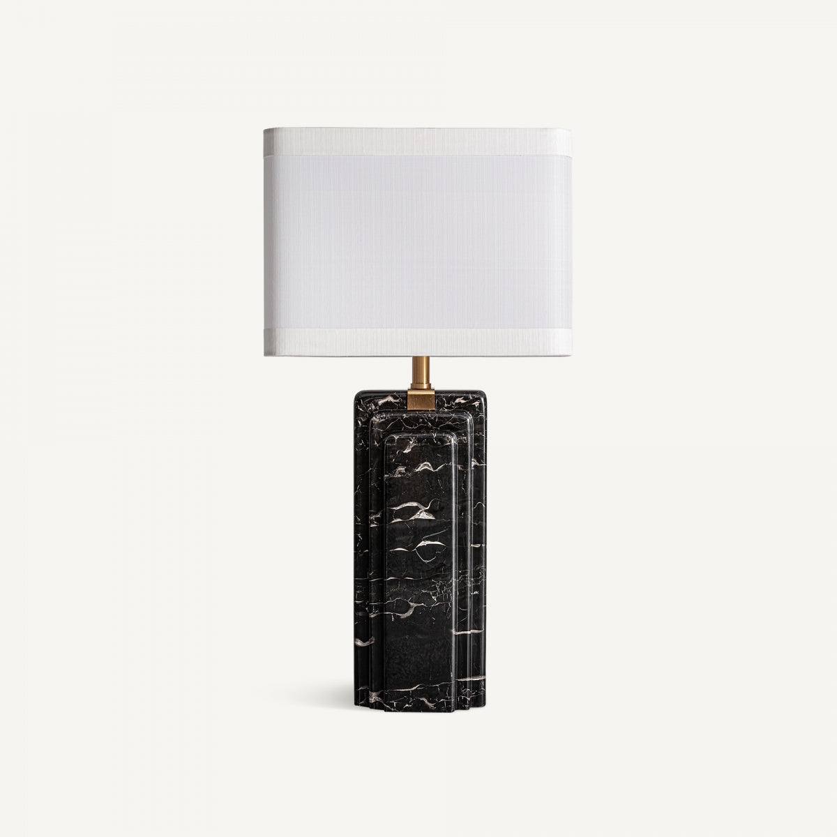 La Lámpara de mesa en mármol y hierro Dorana presenta una base rectangular de mármol negro, pantalla blanca rectangular y toques elegantes de hierro dorado, destacando sobre un fondo claro.