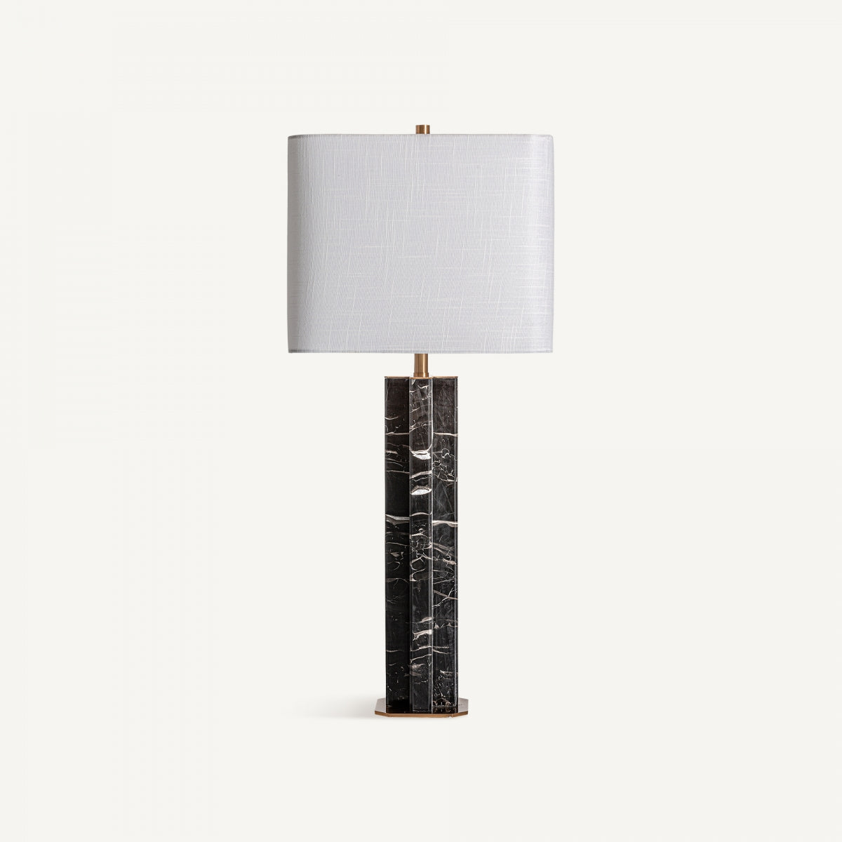 La Lámpara de mesa en mármol y hierro Artdec presenta un diseño moderno con una base rectangular de mármol negro y una pantalla rectangular blanca texturizada, exhibida sobre un fondo liso.