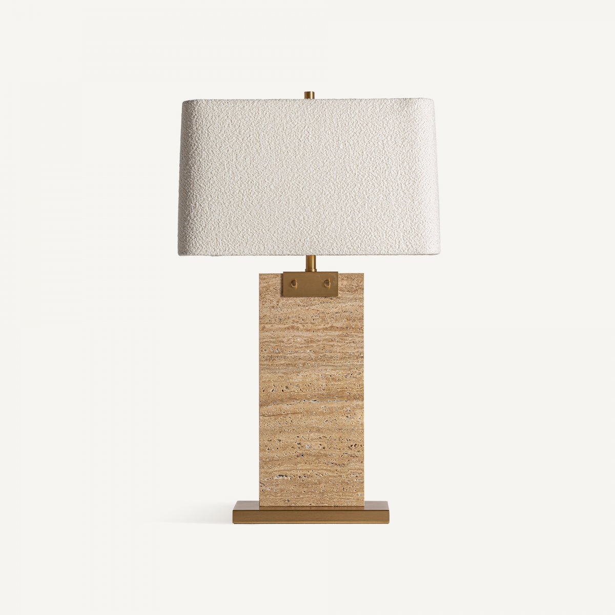 La lámpara de mesa Fyfty presenta un diseño rectangular con una pantalla beige texturizada y una base de piedra marrón travertino y hierro, sobre un fondo blanco liso.