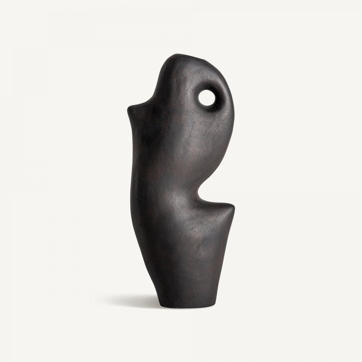 La escultura se asemeja a un jarrón abstracto de cerámica negro Nohae N, con curvas suaves, una forma alargada y un agujero circular cerca de la parte superior, sobre un fondo blanco liso.