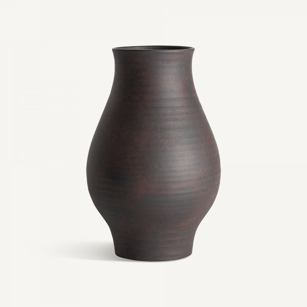 El jarrón de cerámica negra Nohae S es un jarrón curvado, texturizado, de color marrón oscuro, con una base estrecha y un centro ancho, que encarna la elegancia eterna sobre un fondo blanco liso.