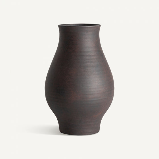 El jarrón de cerámica negra Nohae S es un jarrón curvado, texturizado, de color marrón oscuro, con una base estrecha y un centro ancho, que encarna la elegancia eterna sobre un fondo blanco liso.