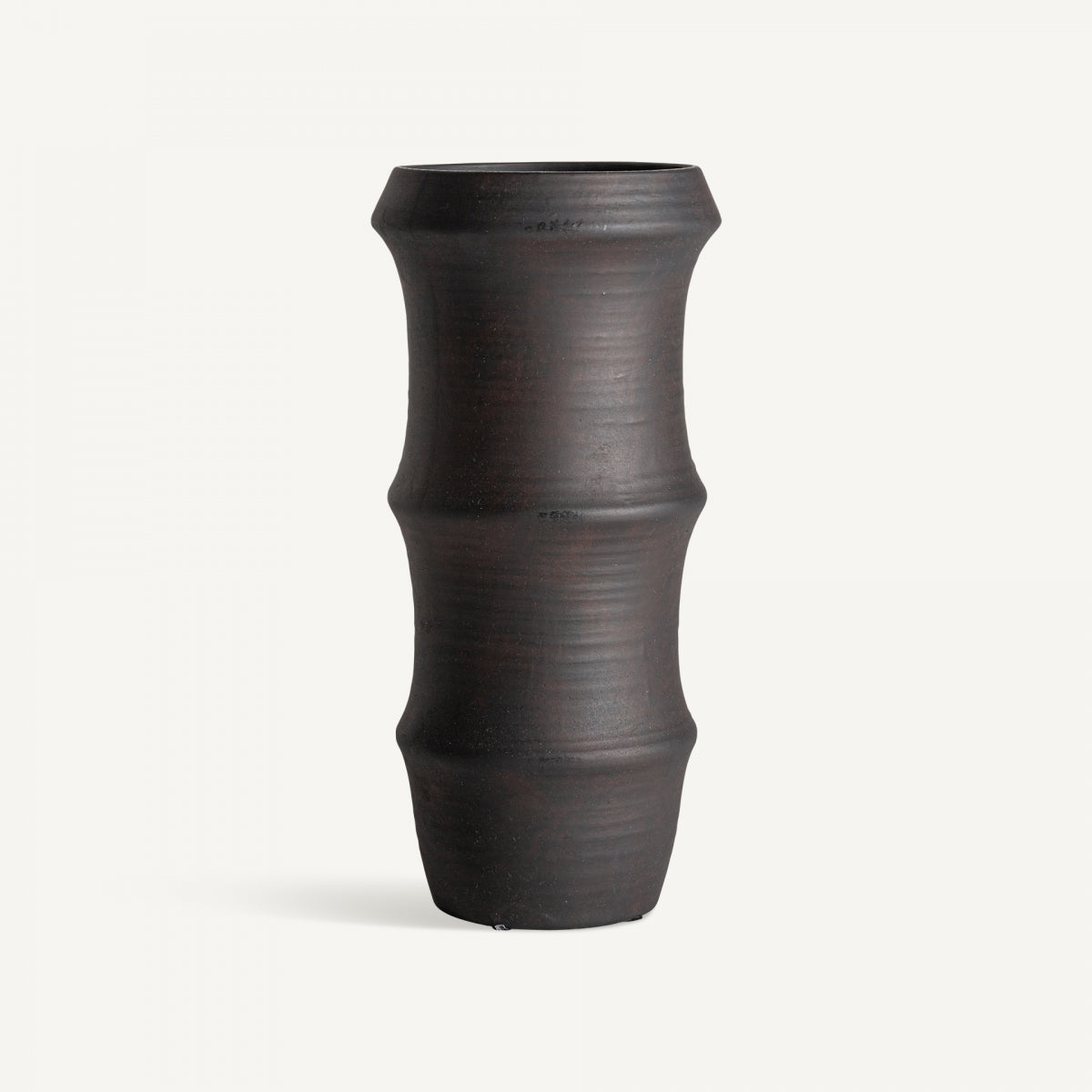 El Jarrón en cerámica negra Nohae es un jarrón de cerámica cilíndrico oscuro con surcos verticales que se asemeja al bambú, hecho de cerámica de alta calidad, lo que lo convierte en un complemento impresionante para cualquier decoración.