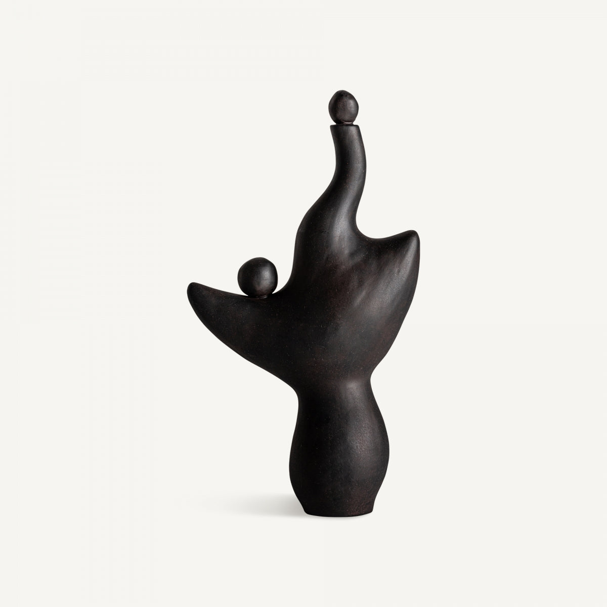 La figura decorativa de cerámica negra Nohae presenta curvas suaves y abstractas con tres formas redondeadas superpuestas. La amplia base se estrecha en dos formas que se extienden hacia arriba. Hecha de cerámica de alta calidad, evoca equilibrio y conexión, con influencias art déco.