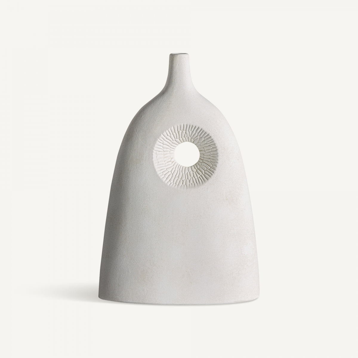 El jarrón de cerámica art decó Leghe X es una obra maestra blanca con una forma alargada y un recorte circular cerca de la parte superior, que incorpora un diseño minimalista.