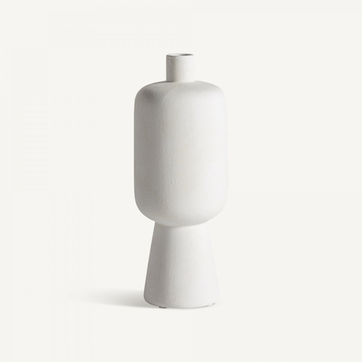 El Jarrón de cerámica blanco LEGHE S es un jarrón blanco minimalista y geométrico con una abertura estrecha, una tapa cilíndrica y una base cónica. Elaborado en cerámica de alta calidad, irradia elegancia art déco sobre un fondo blanco inmaculado.