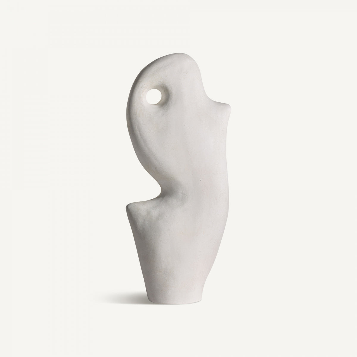 Escultura de suaves curvas y forma irregular, que recuerda al Jarrón abstracto en cerámica blanca Leghe, que presenta un agujero circular en la parte superior.