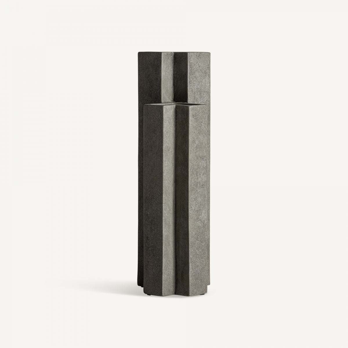 El Jarrón estilo art deco en cerámica gris Kedha S, alto y con relieves geométricos verticales, destaca por su diseño elegante sobre un fondo blanco minimalista.